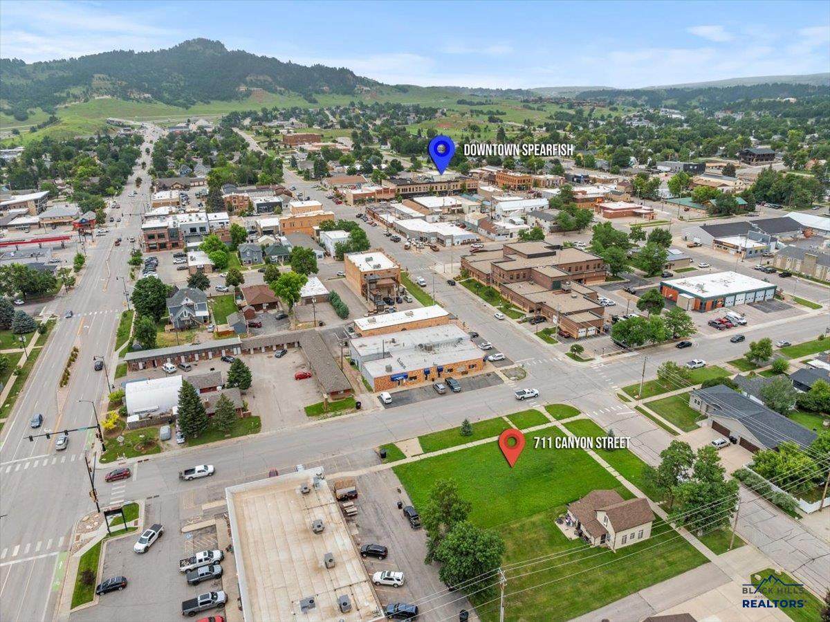 711 Canyon St - Photo 1