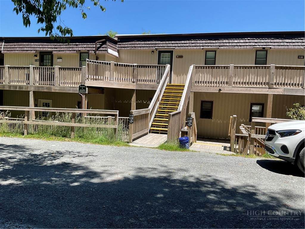 105 Upper Holiday Lane - Photo 1