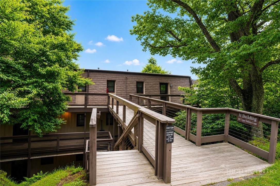 101 Upper Holiday Lane - Photo 1