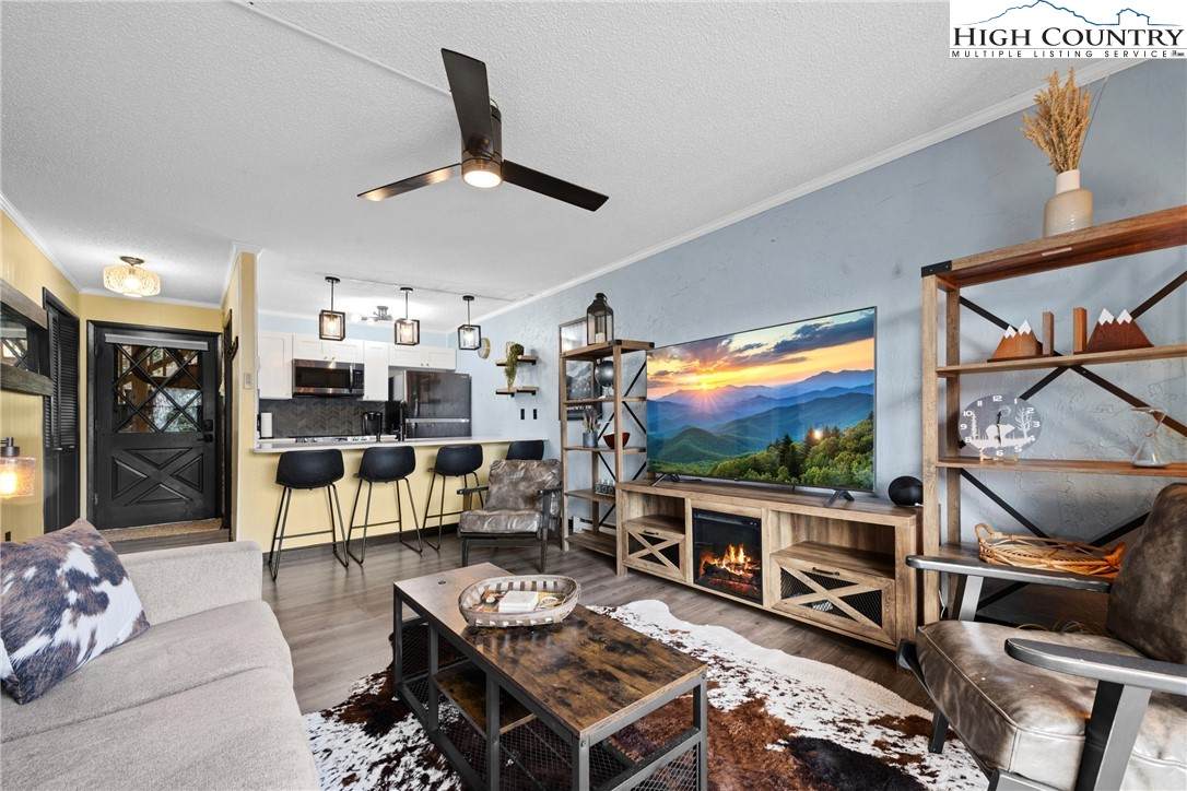 101 Mid Holiday Lane - Photo 1