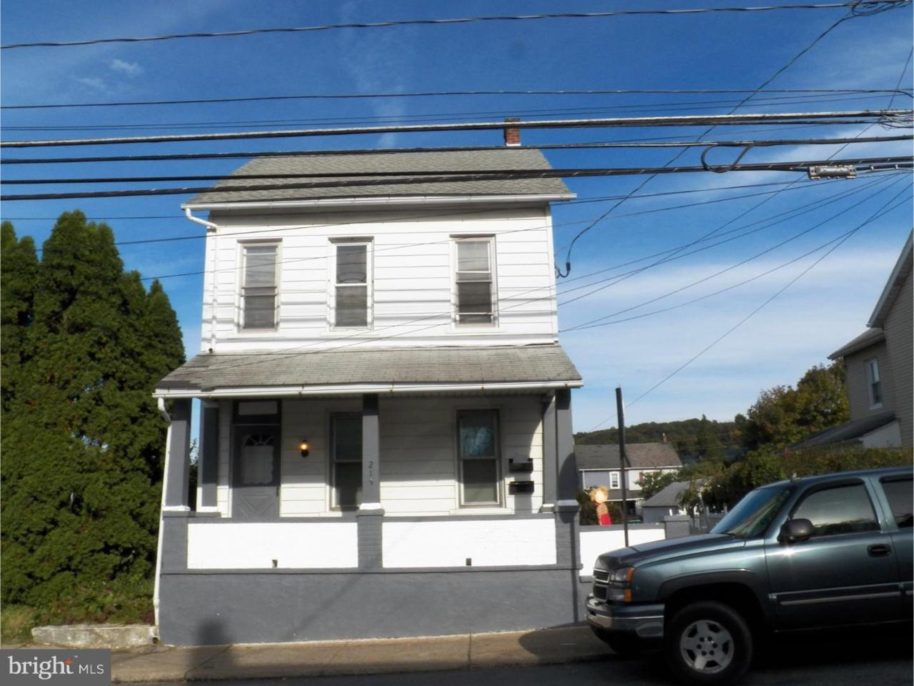 215 5TH Street - Photo 1
