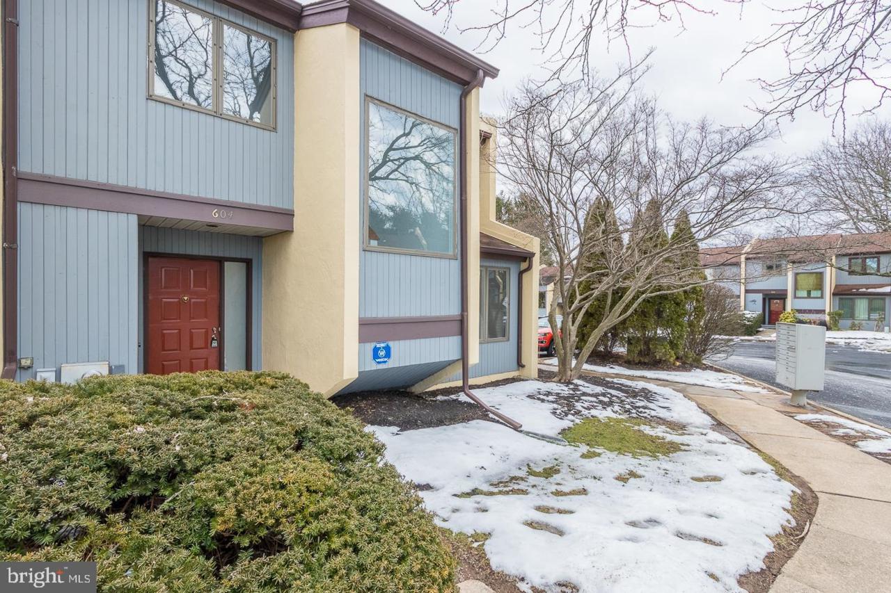 604 Somerset Court - Photo 1