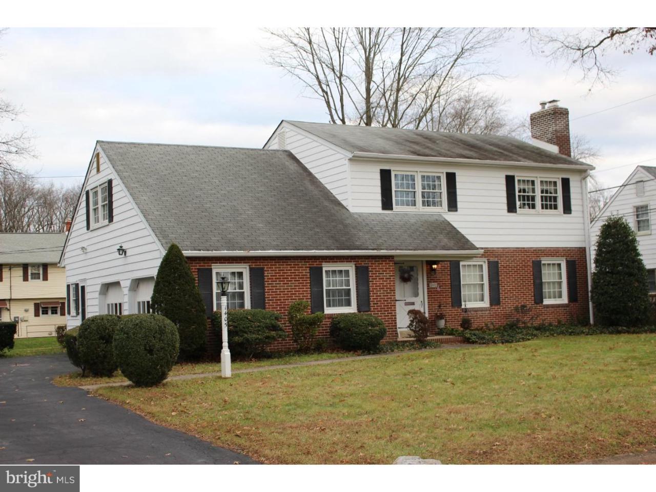 1405 Stoneleigh Road - Photo 1