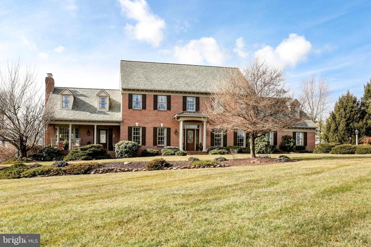 725 Oakwood Drive - Photo 1