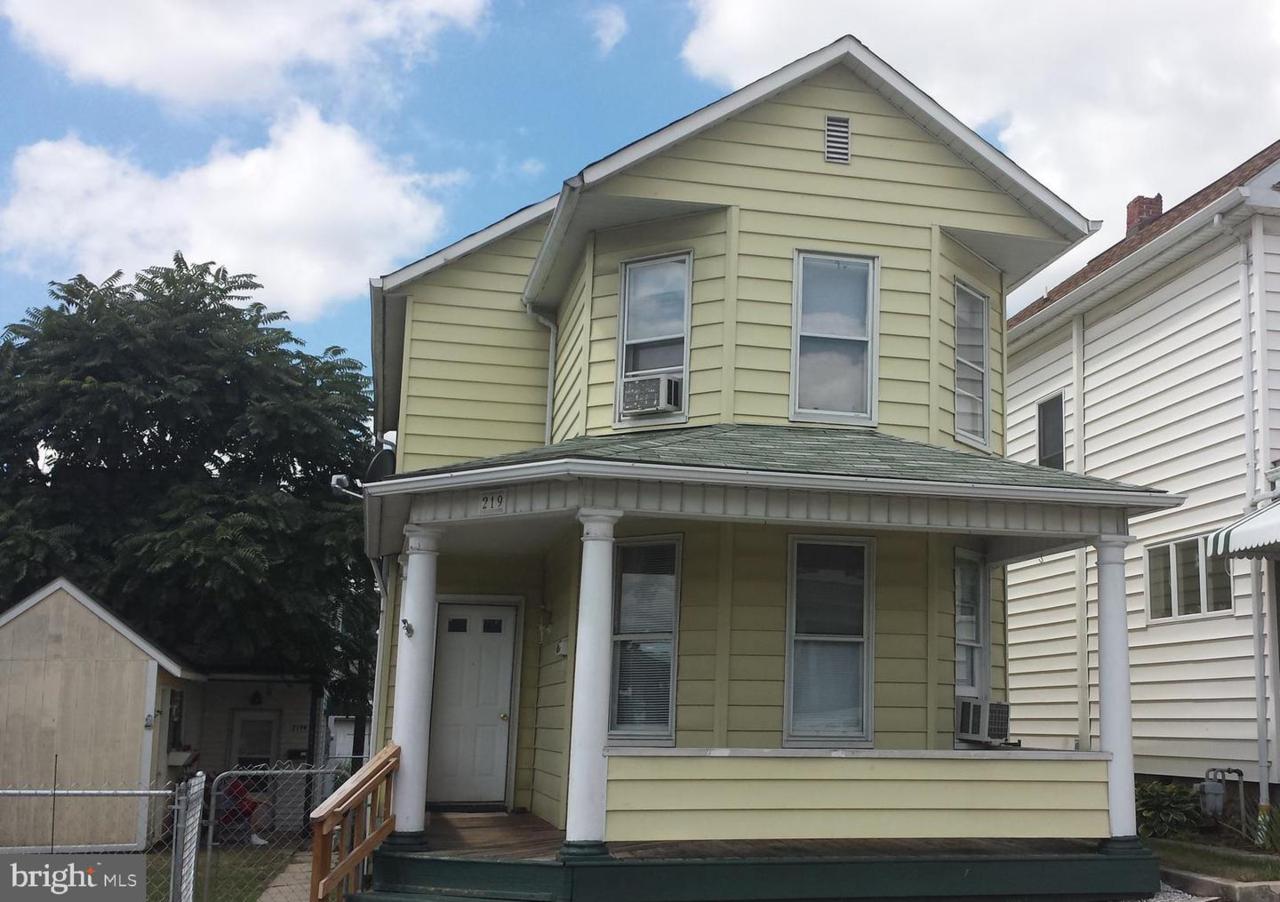 219 Pennsylvania Avenue - Photo 1