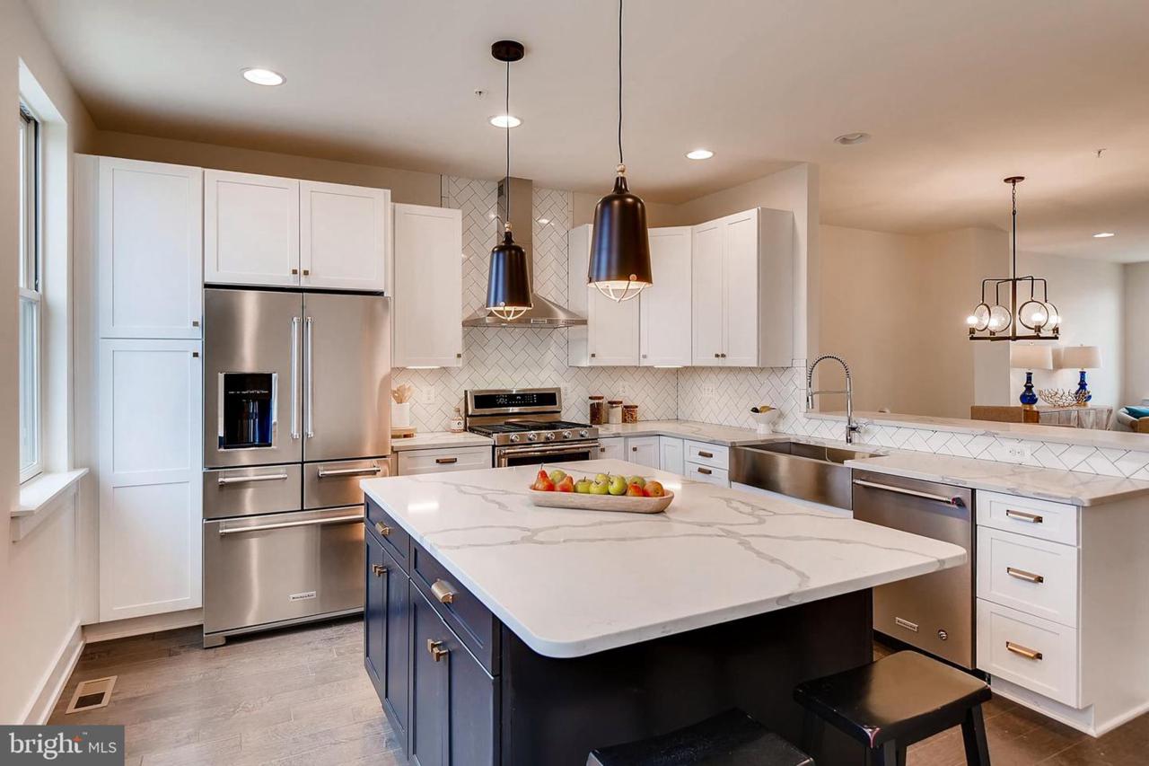 821 32ND Street - Photo 1