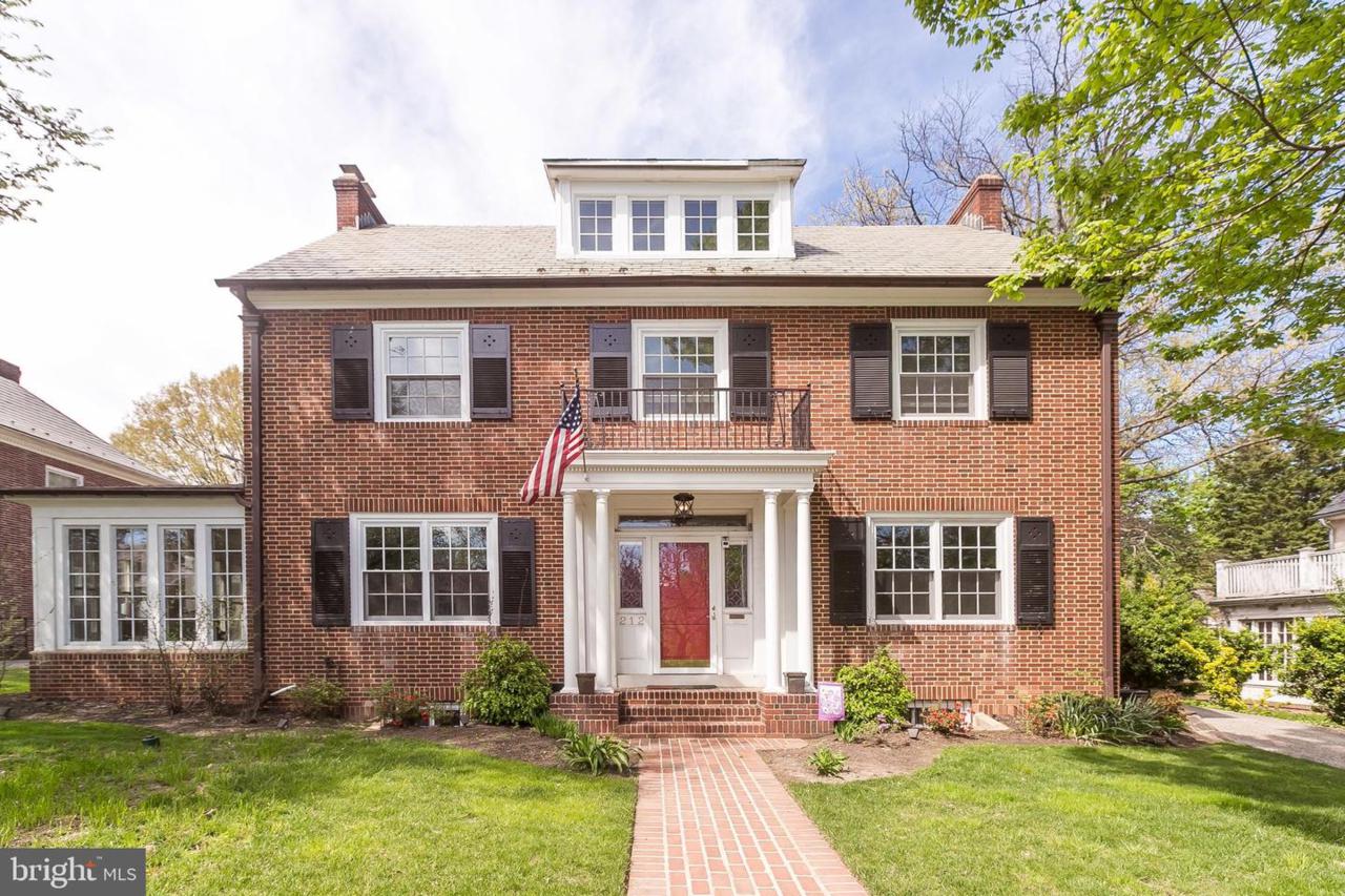 212 39TH Street - Photo 1
