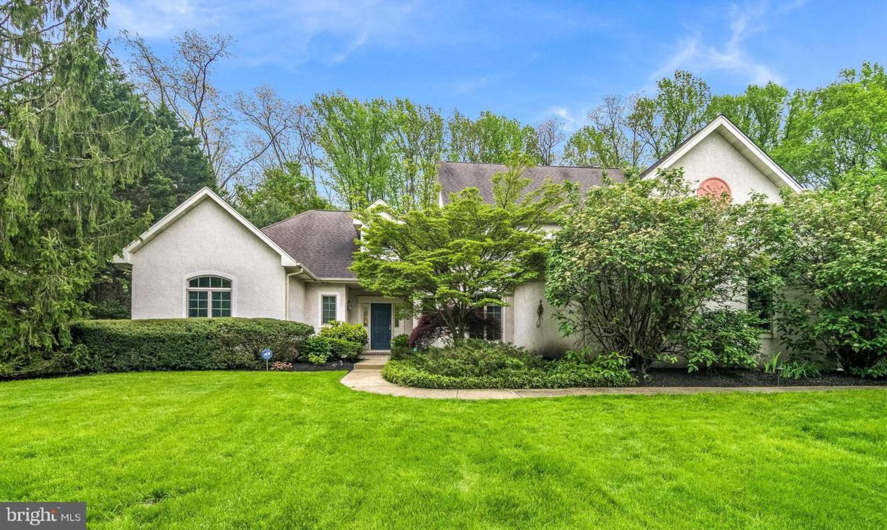 559 Pondview Drive - Photo 1