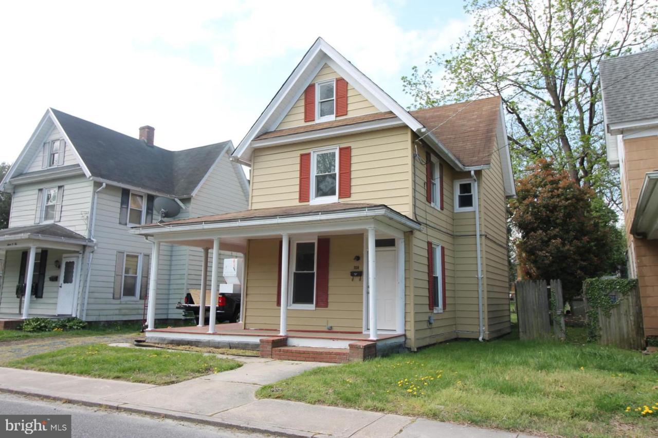 704 Travers Street - Photo 1