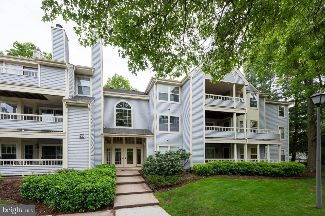 121 Commonwealth - Photo 1