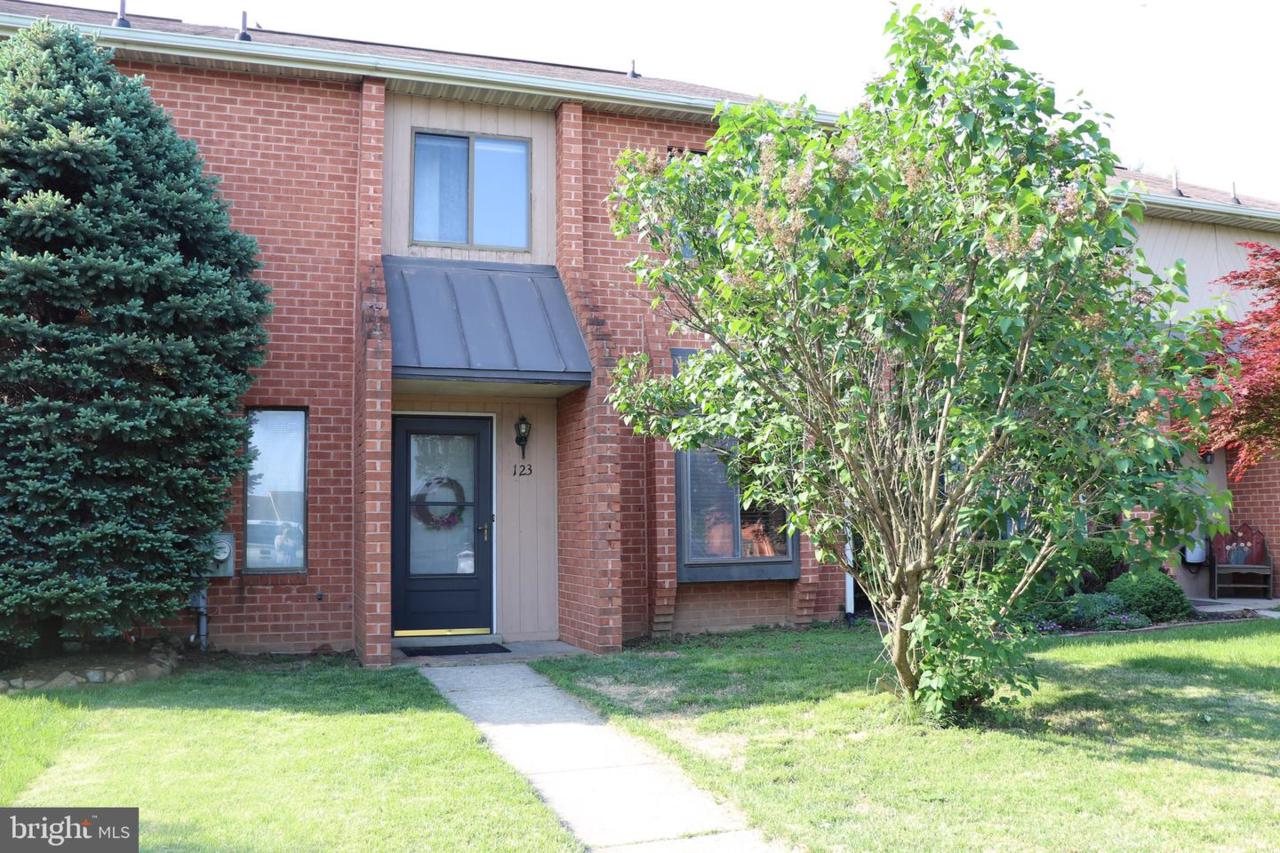123 Caernarvon Court - Photo 1