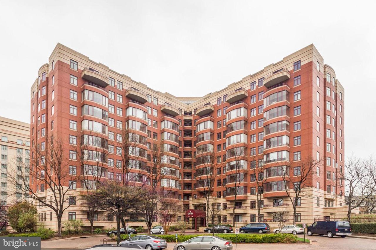 2400 Clarendon Boulevard - Photo 1
