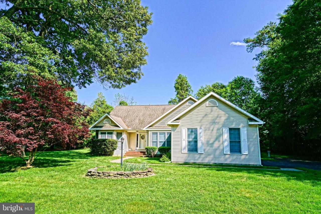 220 Tanglewood Drive - Photo 1