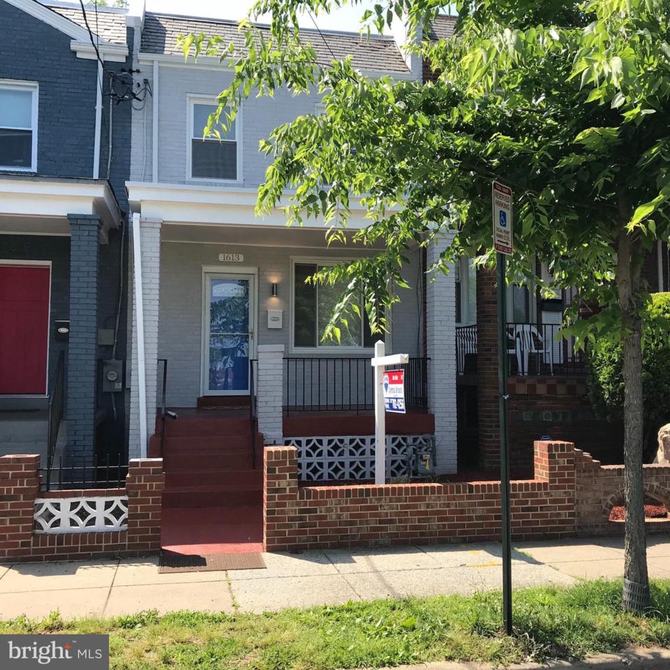 1613 Fairlawn Avenue - Photo 1