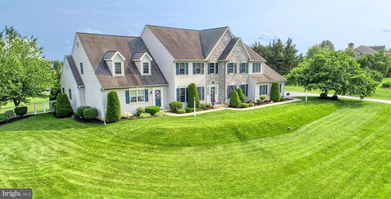 687 Cloverfield Drive - Photo 1