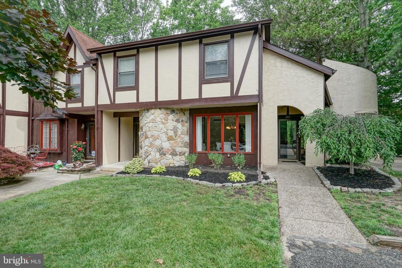 205 Keats Court - Photo 1