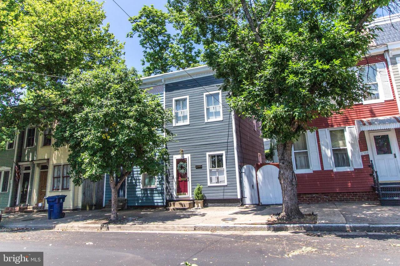 1305 Queen Street - Photo 1