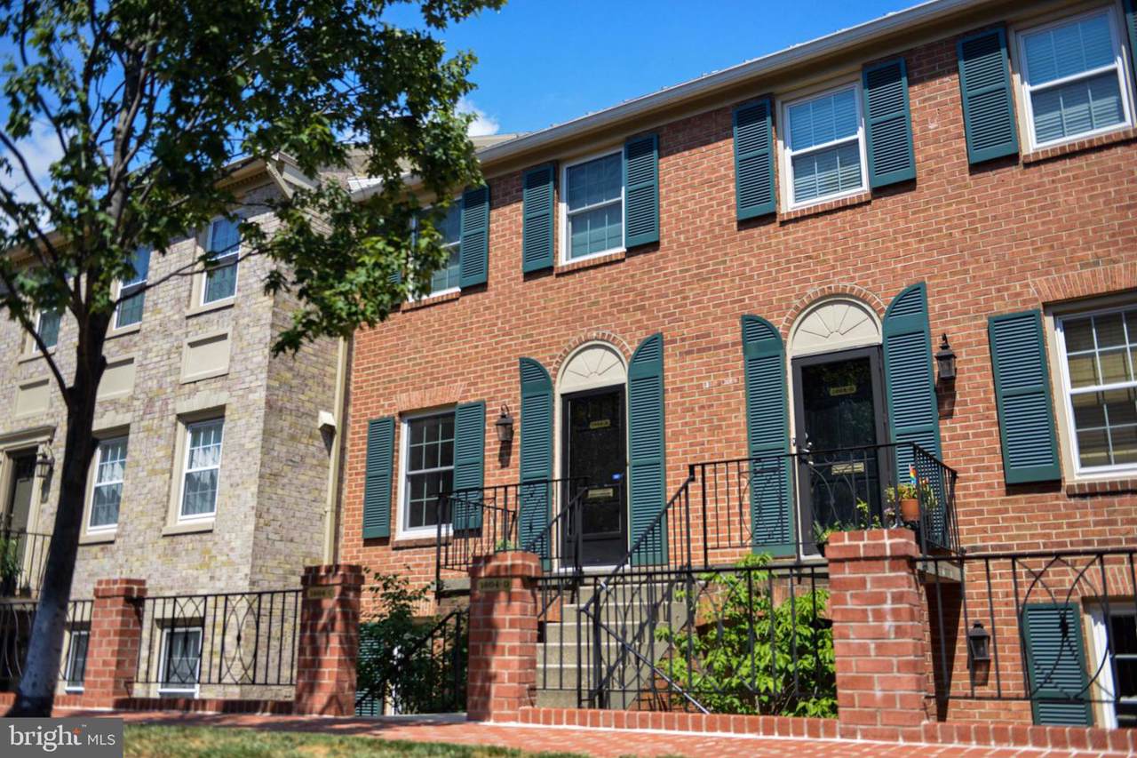 1604 Beekman Place - Photo 1