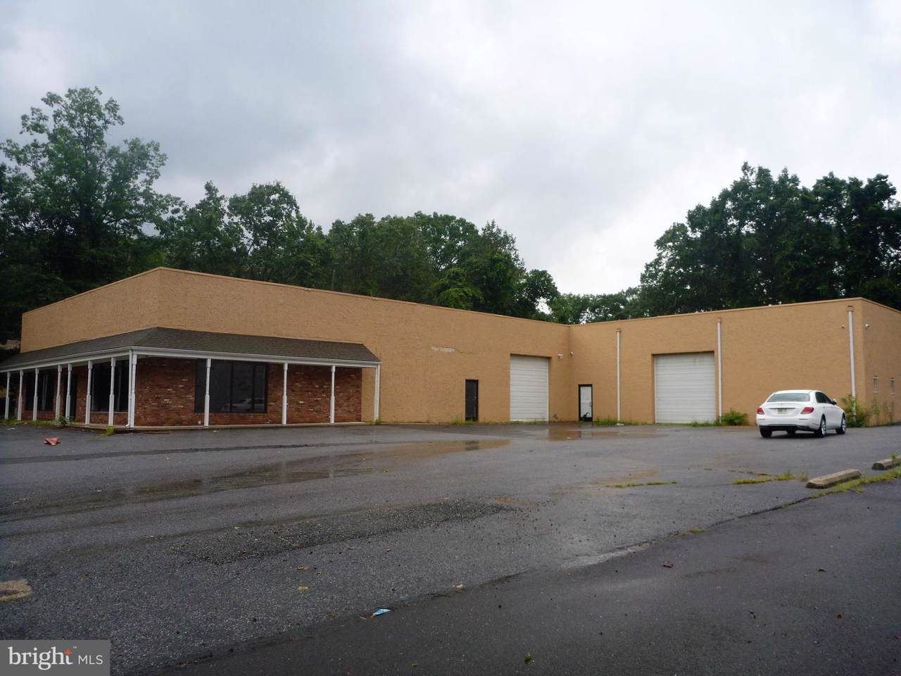 140 Lakeview Drive - Photo 1