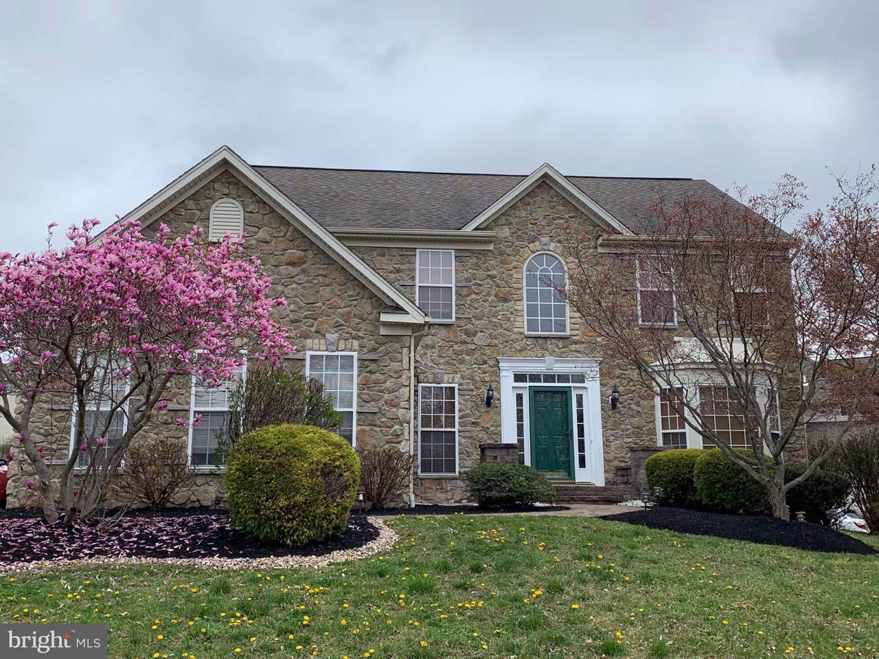 912 Longwood Court - Photo 1