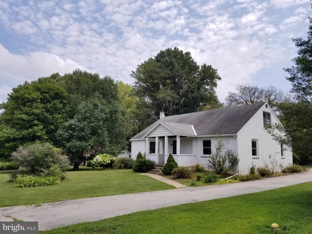 135 Rossiter Avenue - Photo 1