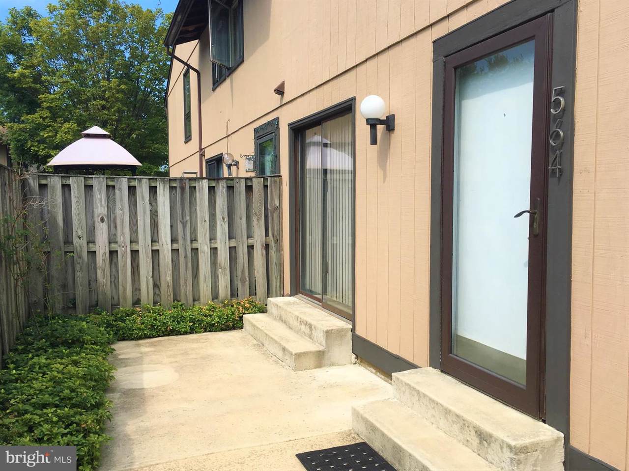 564 Glen Court - Photo 1