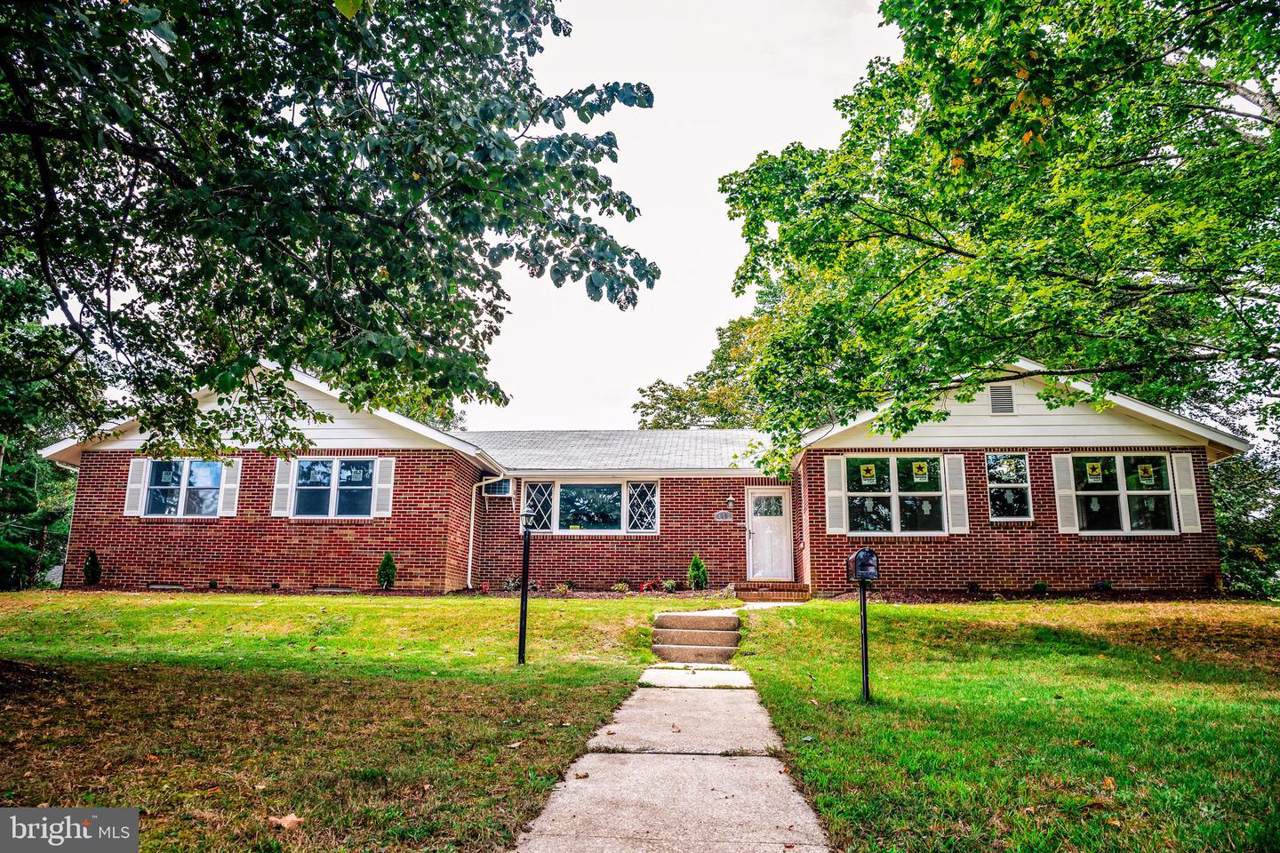 452 London Avenue - Photo 1