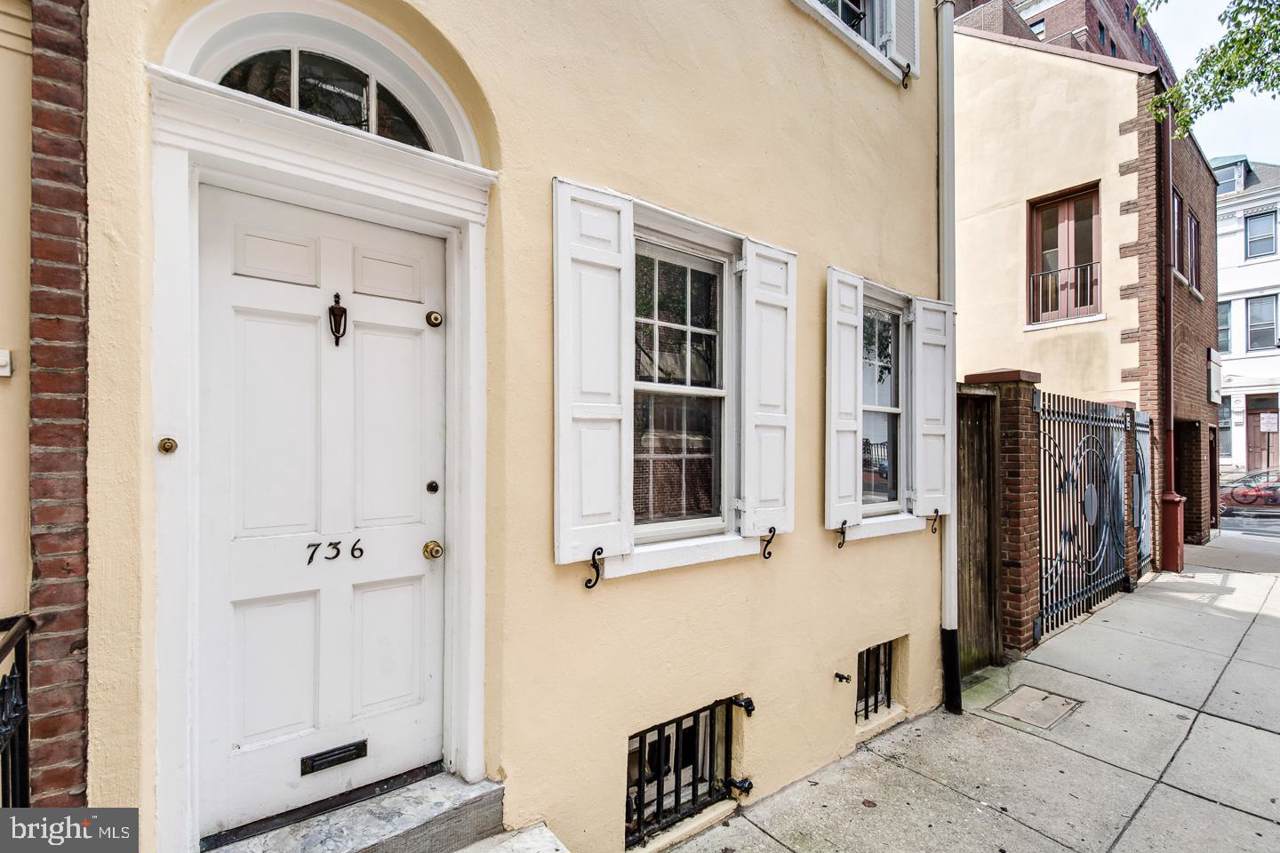 736 Manning Street - Photo 1