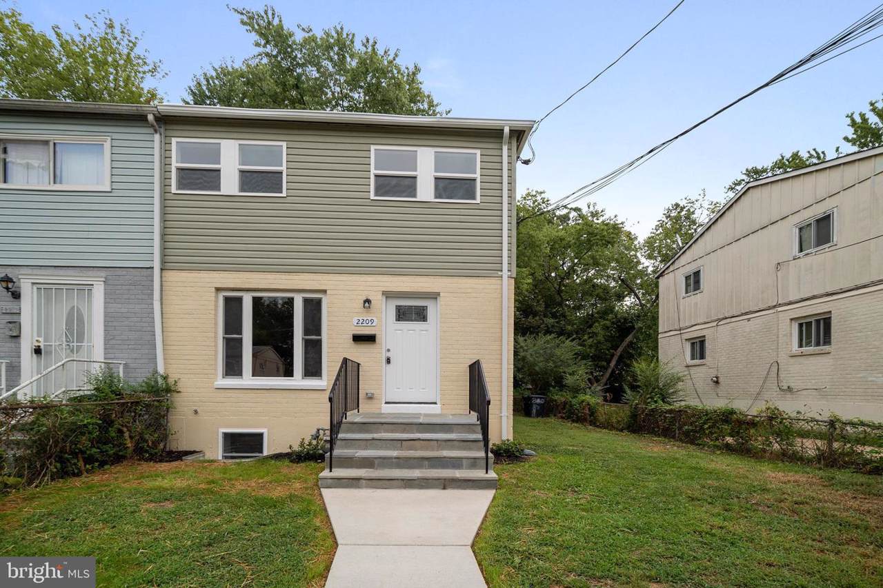 2209 Columbia Place - Photo 1
