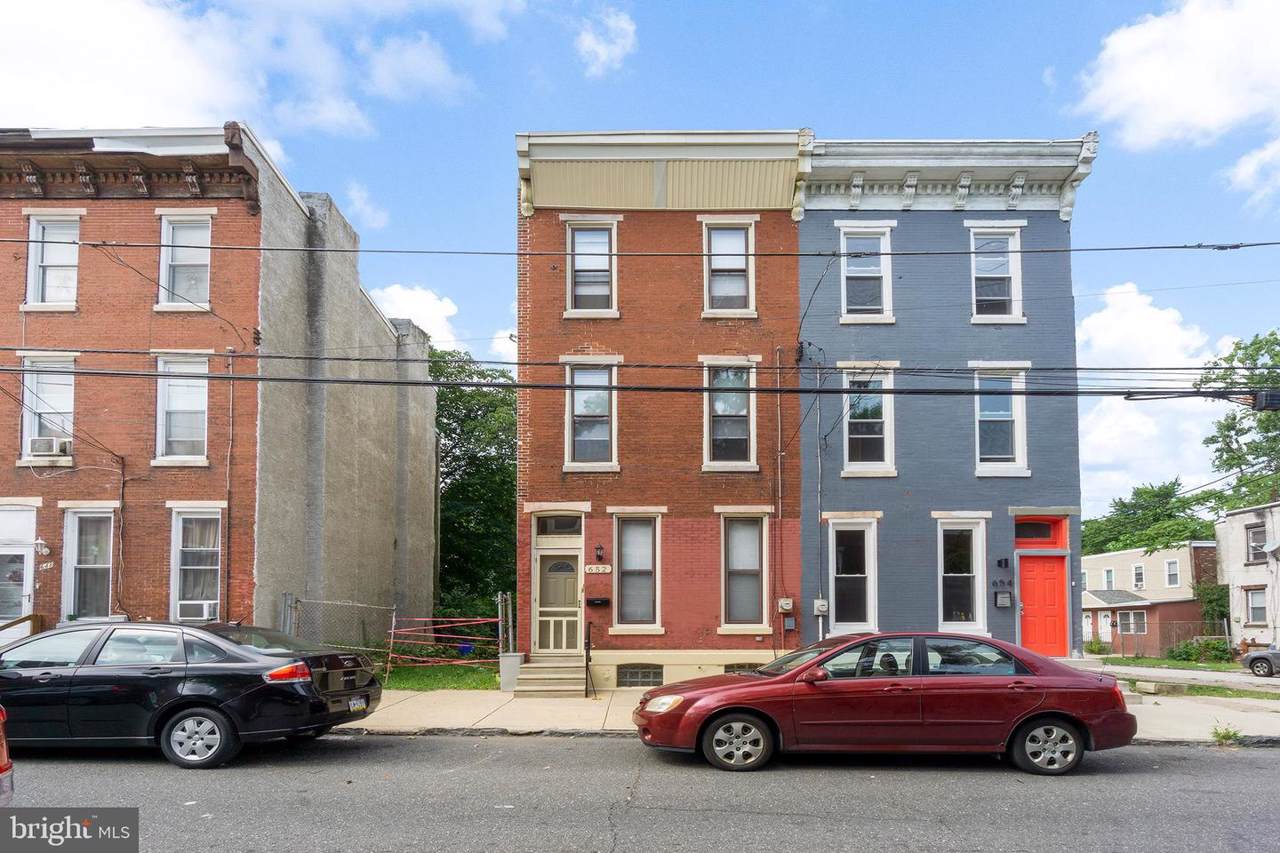 652 36TH Street - Photo 1