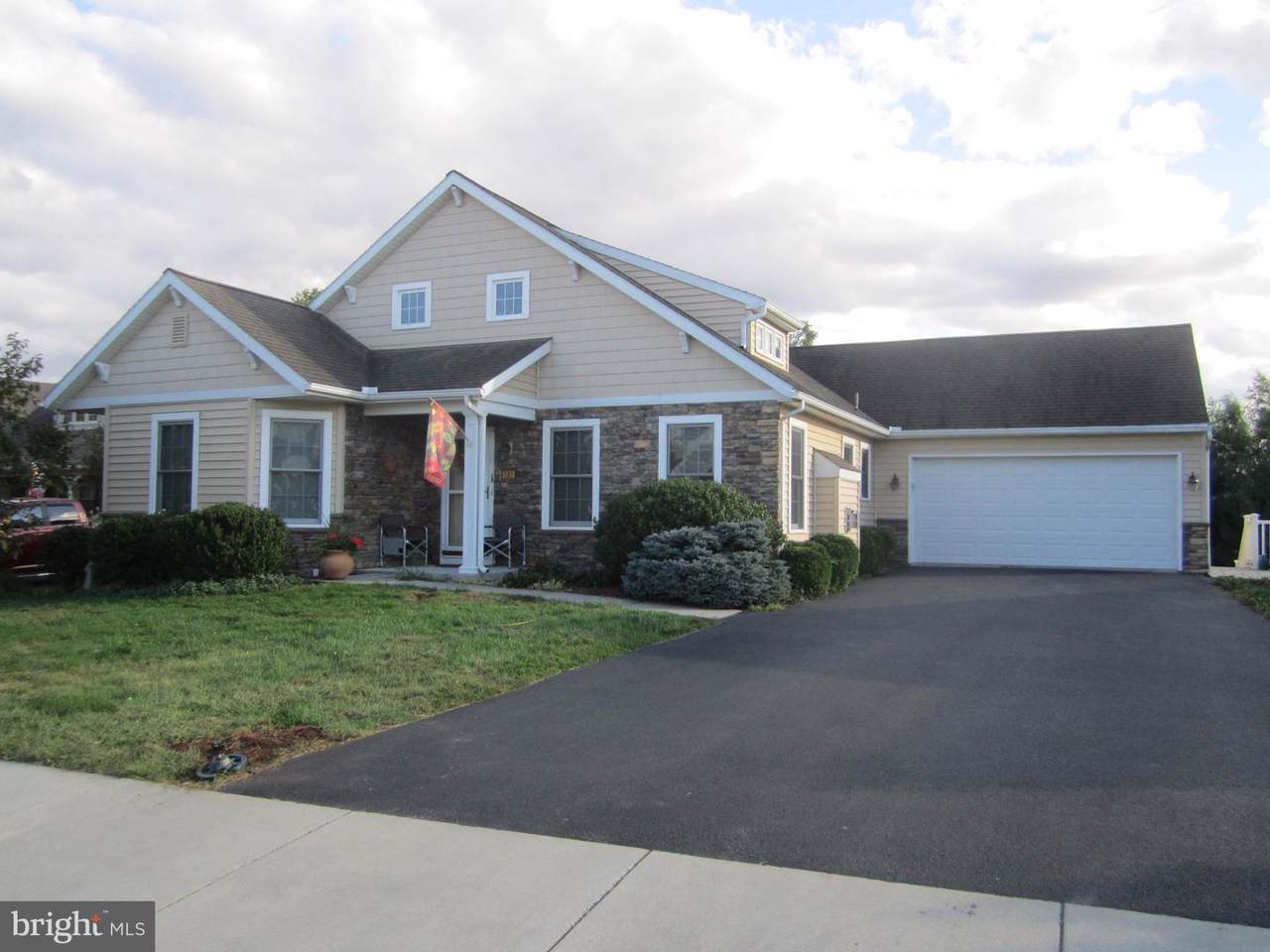 1038 Cambridge Drive - Photo 1