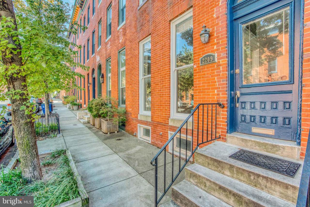 2209 Lombard Street - Photo 1