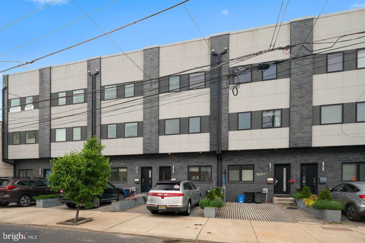 1216 1/2 Crease Street - Photo 1