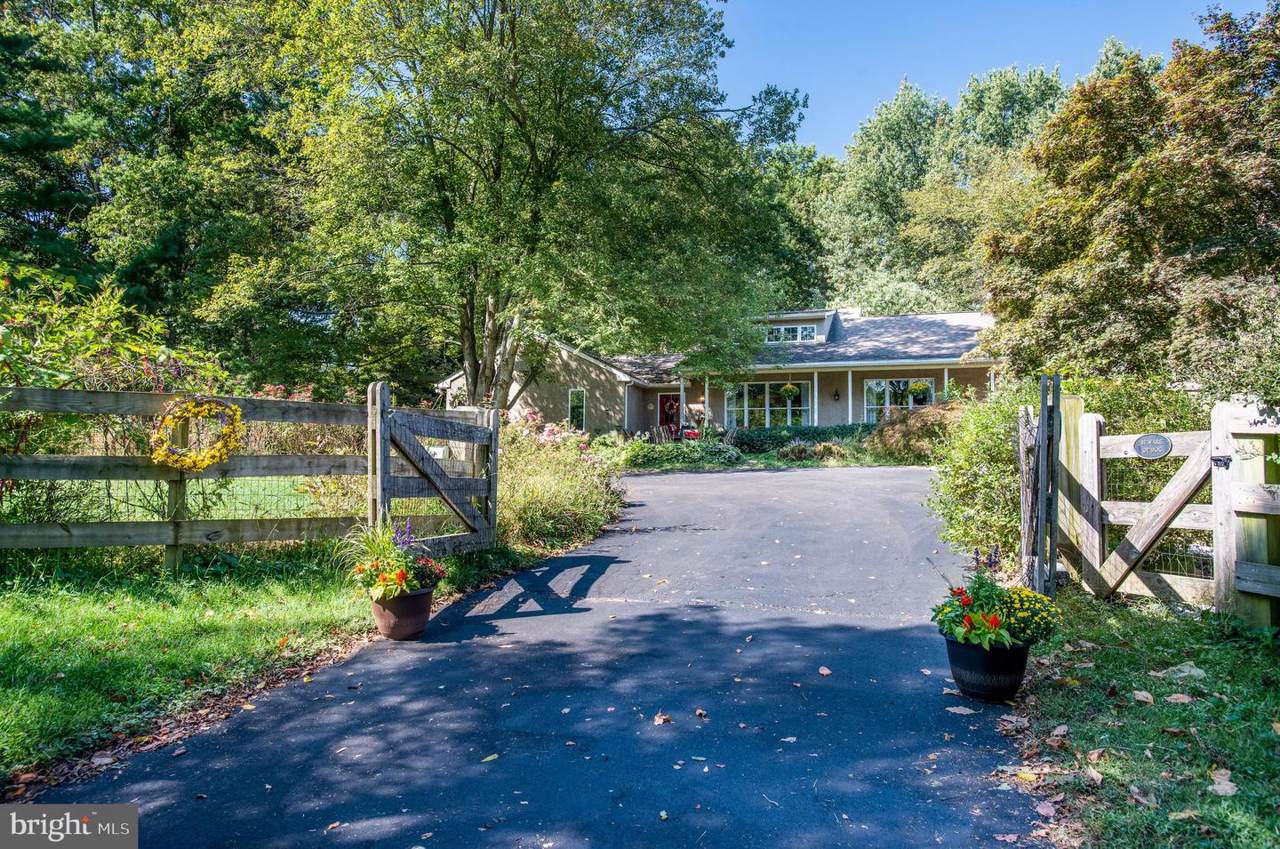 983 Thornbury Road - Photo 1