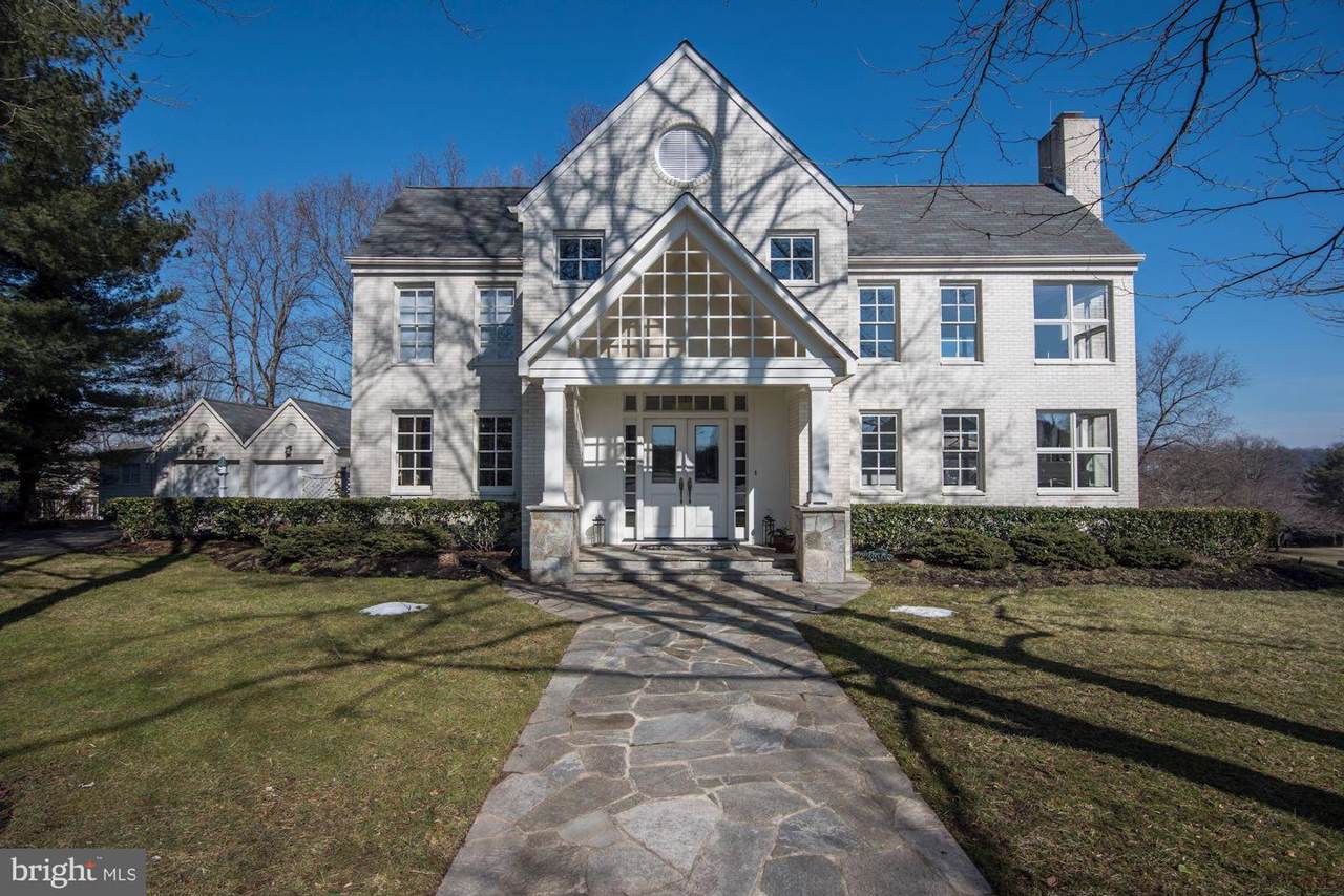 818 Coachway - Photo 1