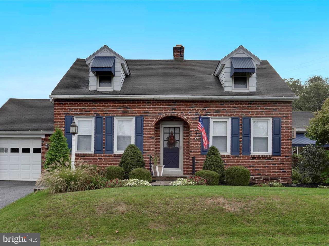 887 Pointview Avenue - Photo 1