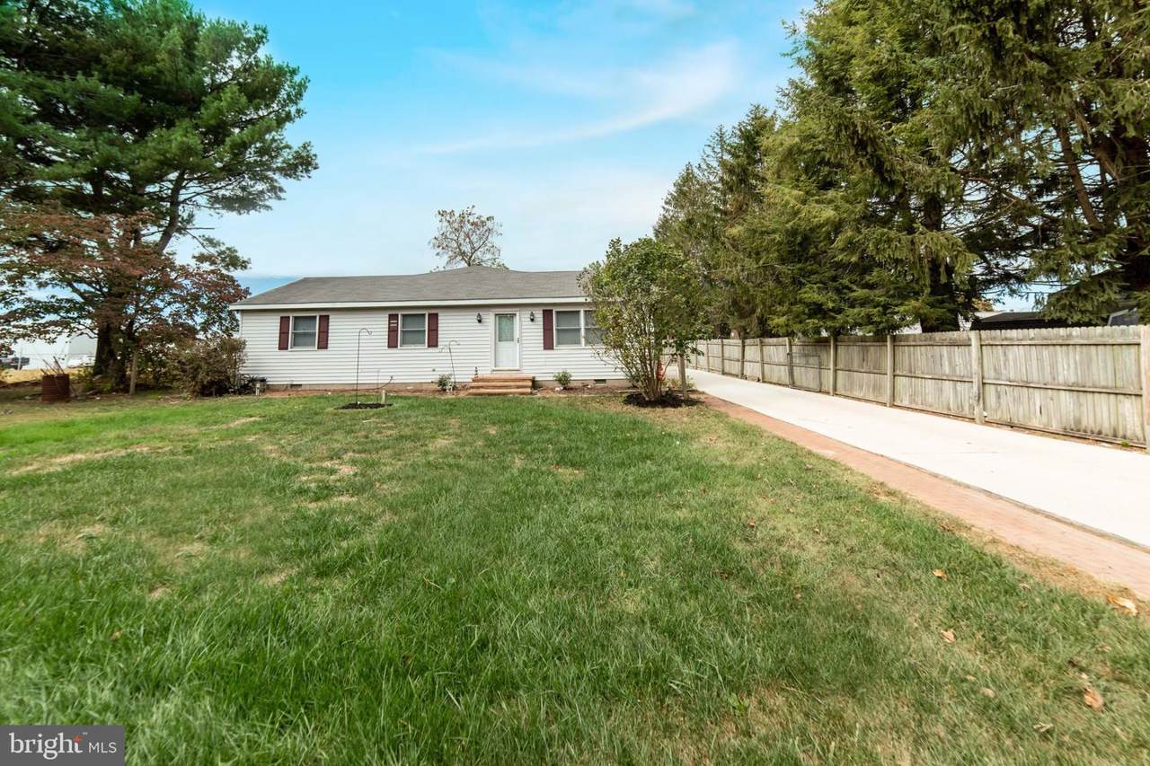 214 Carter Avenue - Photo 1