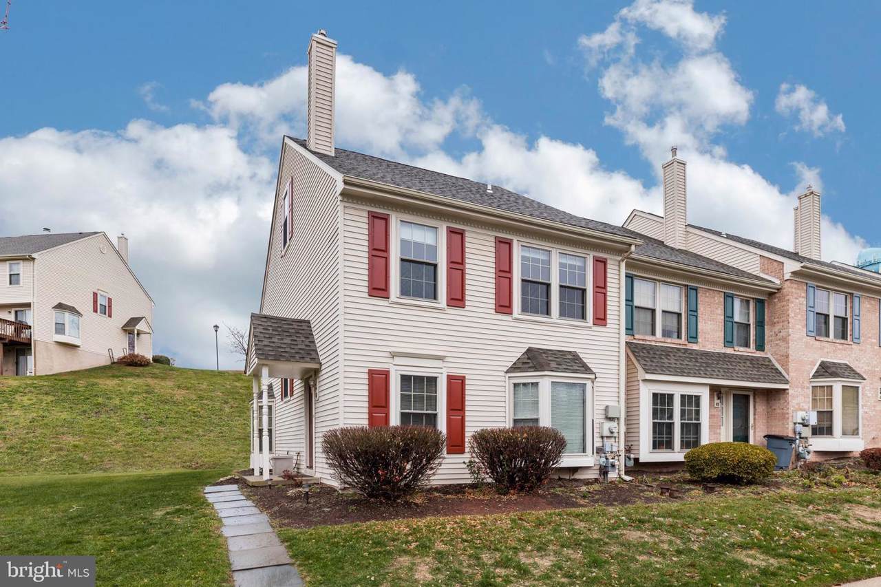 417 Oaktree Court - Photo 1