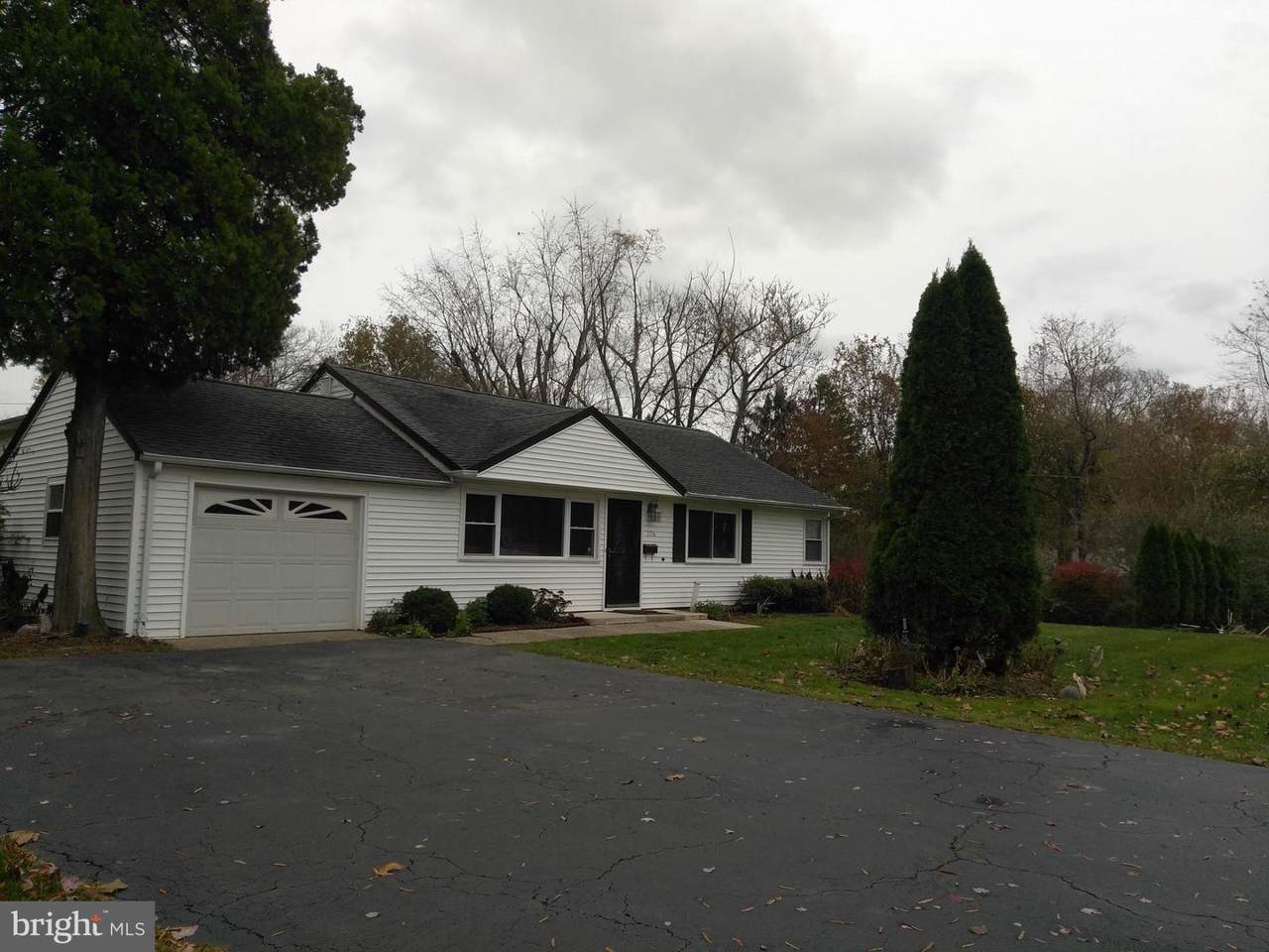 1176 Lower Ferry Road - Photo 1