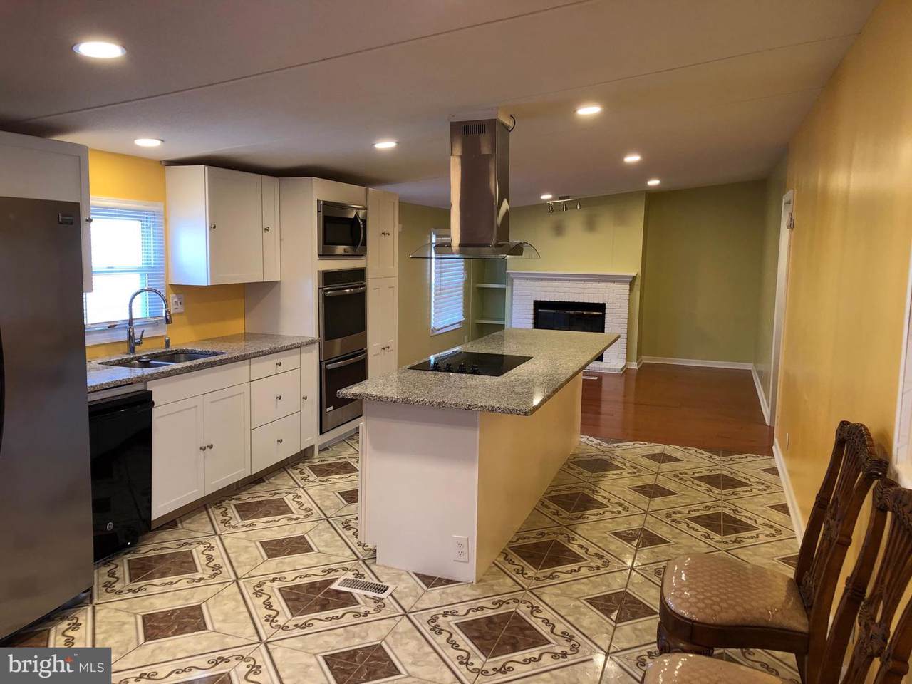 320 Arizona Avenue - Photo 1