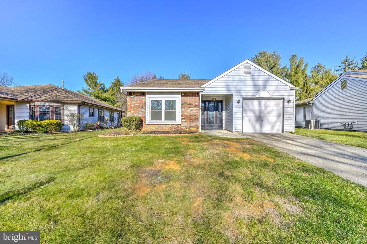17 Hilltop Ln W - Photo 1