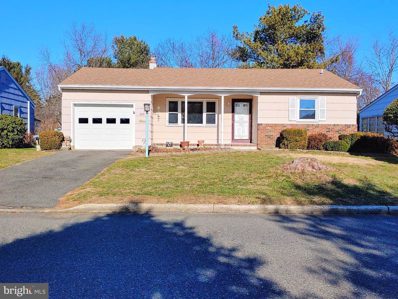 885 Edgebrook Dr N - Photo 1