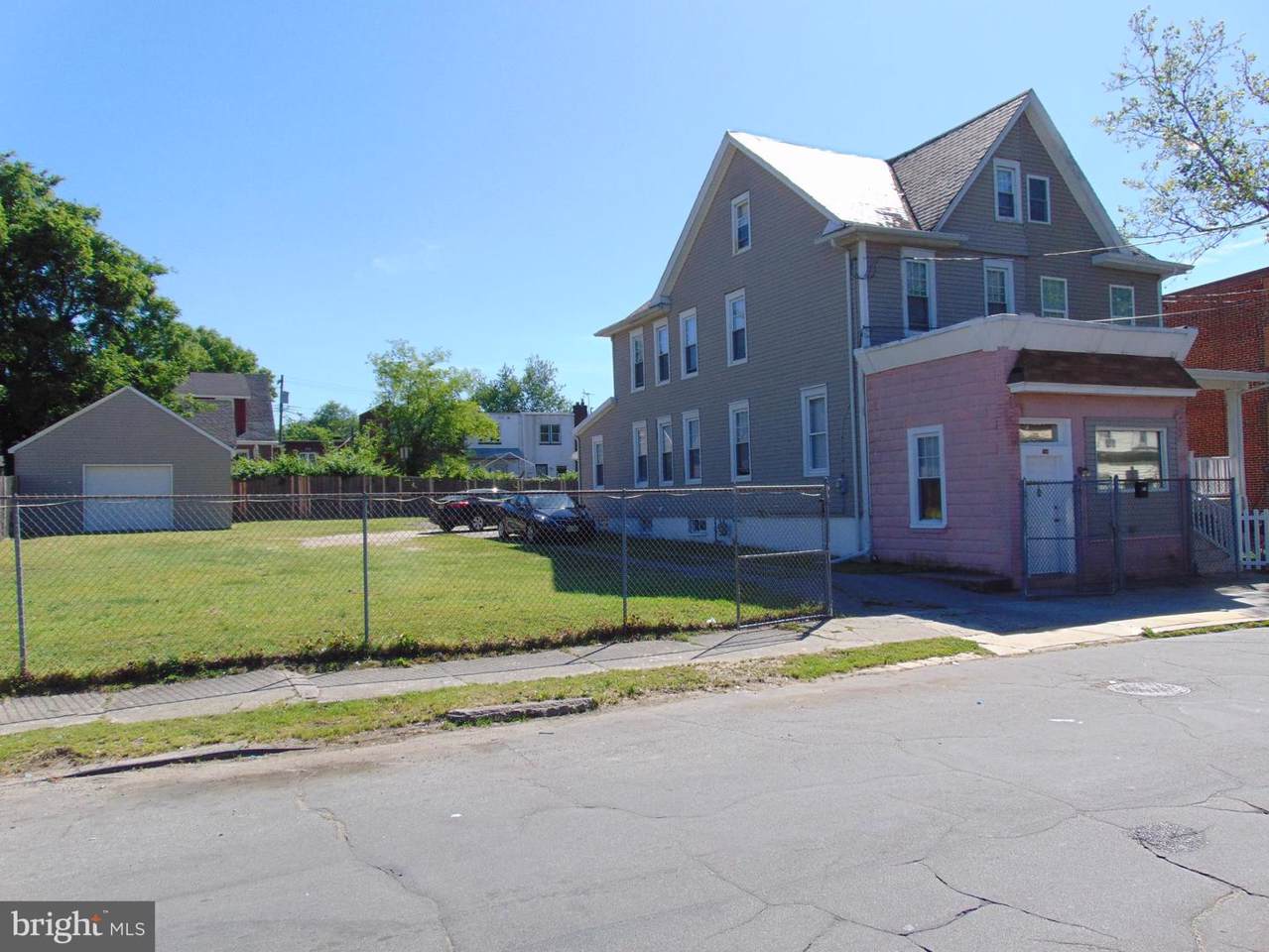 1040 32ND Street - Photo 1