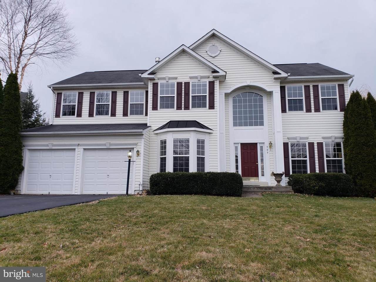 909 Strawberry Court - Photo 1