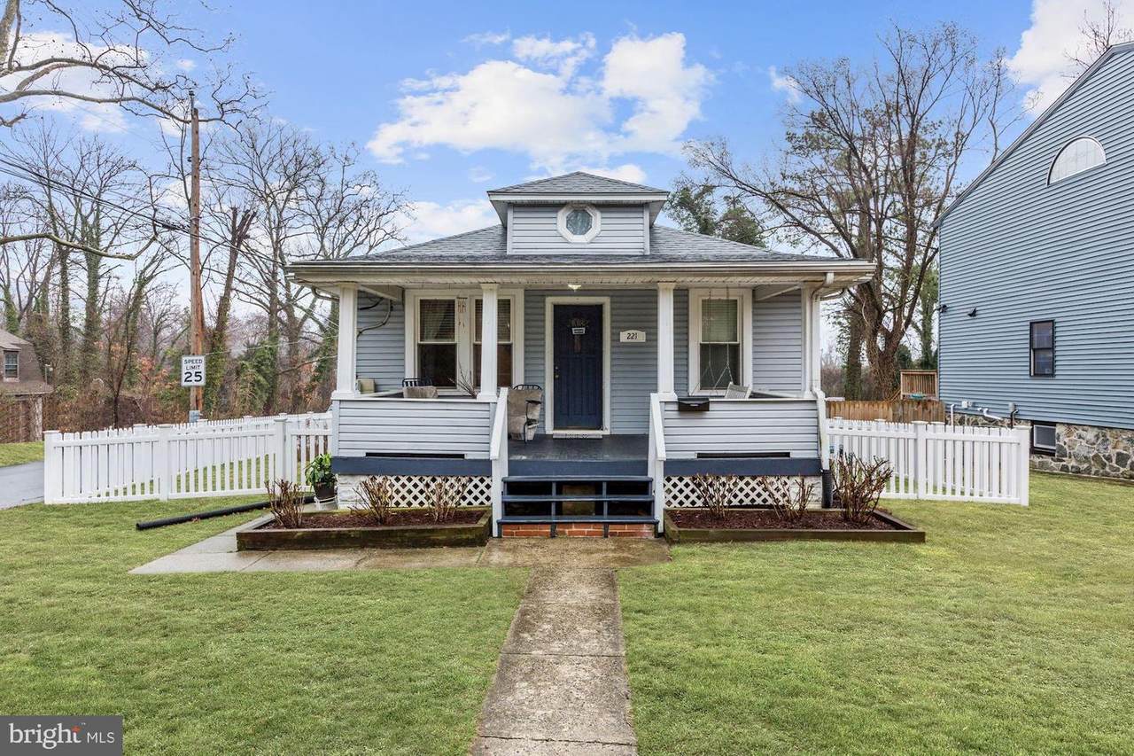 221 Paradise Avenue - Photo 1