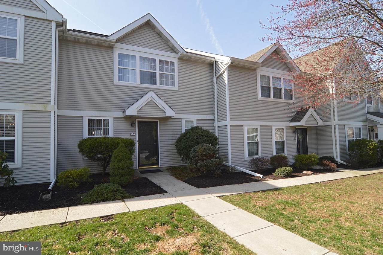 126 Laurel Court - Photo 1