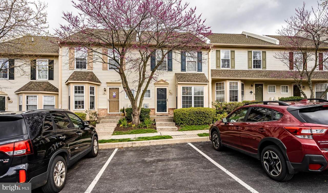 390 Hartford Square - Photo 1