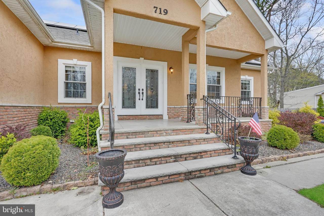 719 4TH Avenue - Photo 1