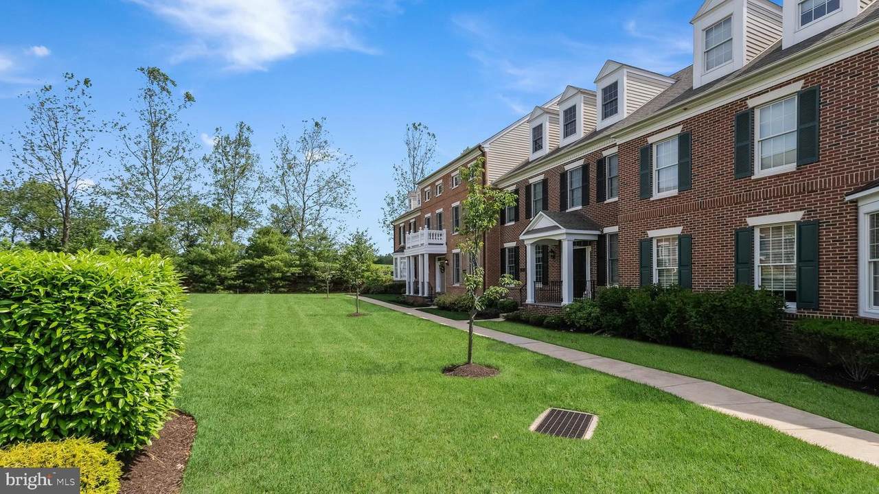 306 Sebastian Alley - Photo 1