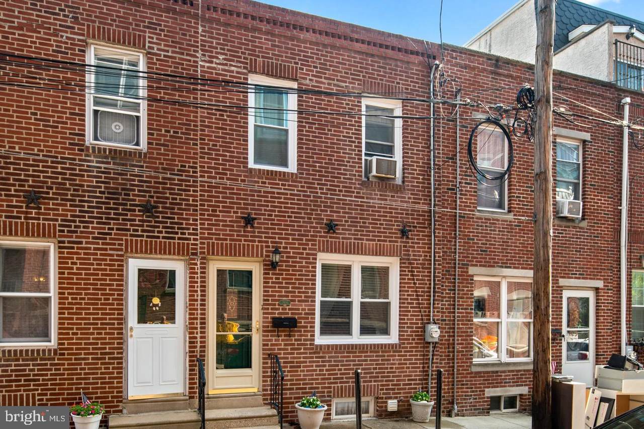 2634 Catharine Street - Photo 1